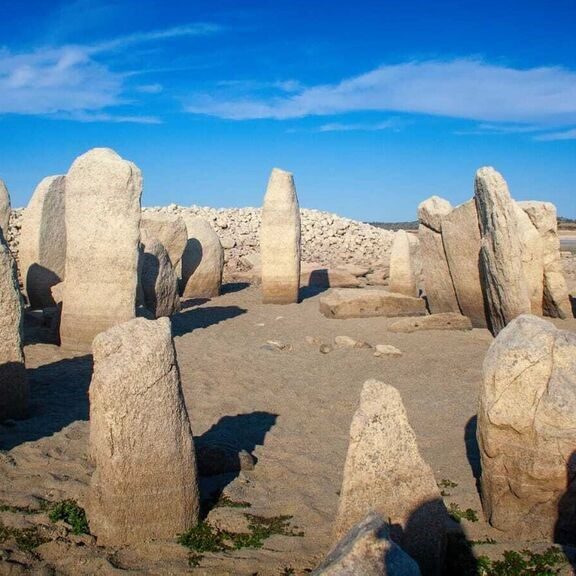 Visita nuestra web del Dolmen de Guadalperal para mas información